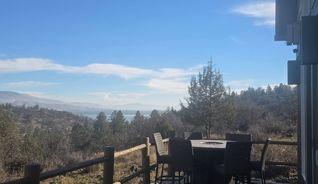 Charming 3-bedroom house in beautiful Klamath Falls with AC