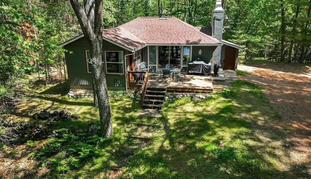 Charming 3-bedroom cottage in fabulous Lake Tomahawk with WiFi, AC