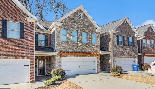 Charming 3-bedroom townhome with WiFi, AC in lovely Lawrenceville