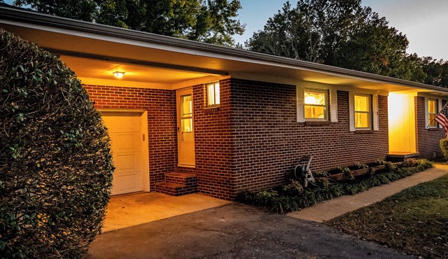 Charming 3-bedroom house with AC,Hot Tub, WiFi, free coffee & family friendly
