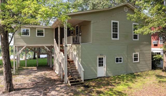 Charming 3-bedroom Tennessee River cabin with WiFi, AC & dock near Savannah, TN