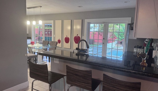 Charming 3-bedroom house pool house with WiFi, AC in Pompano Beach