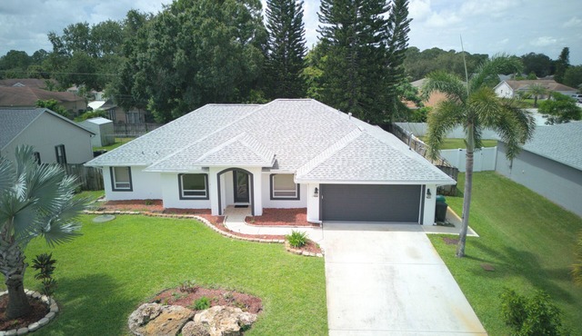Charming 3-bedroom house with Pool & AC & WiFi in fantastic Port St. Lucie