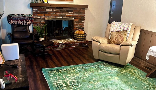 Charming 3-bedroom house with fully fenced yard in wonderful Saint Charles