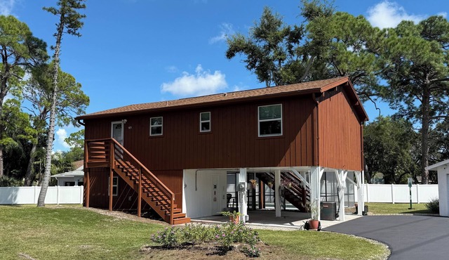 Charming 3-bedroom house with WiFi, AC, & heated swimming pool in St. Pete.