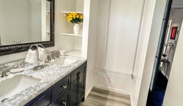 Charming 3-bedroom townhome in fabulous Virginia Beach with WiFi, AC