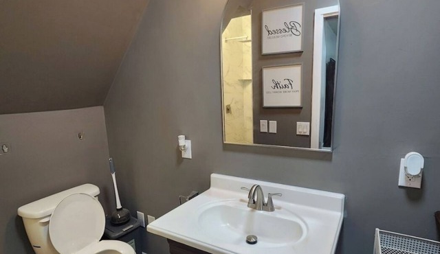 Charming 3-bedroom house with fitness equipment in an established neighborhood.
