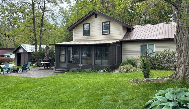 Charming 3 bedroom, 1.5 bathroom cottage;WiFi, AC, steps to the water, dock slip