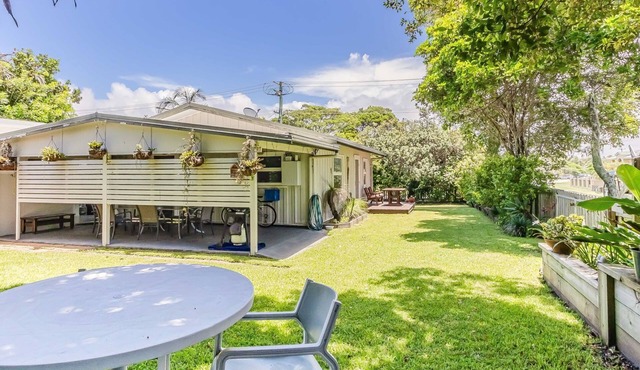 Charming 3-bedroom, 1 bathroom holiday house near the beach!