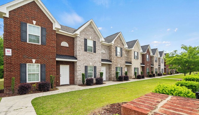 Charming 3-bedroom, 2.5 bath townhome. Largest with accommodations in Florence.