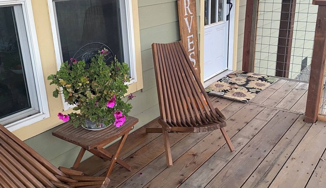 Charming 3-bedroom 2 bath cottage with vinyard views in welcoming Hopland