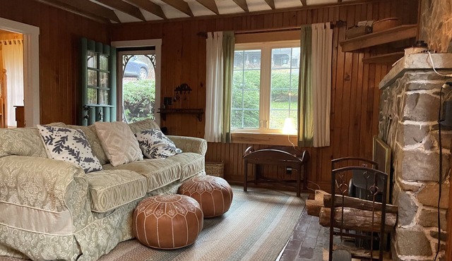 Charming 3 Bedroom, 2 Bath Cottage on Lake Mokoma