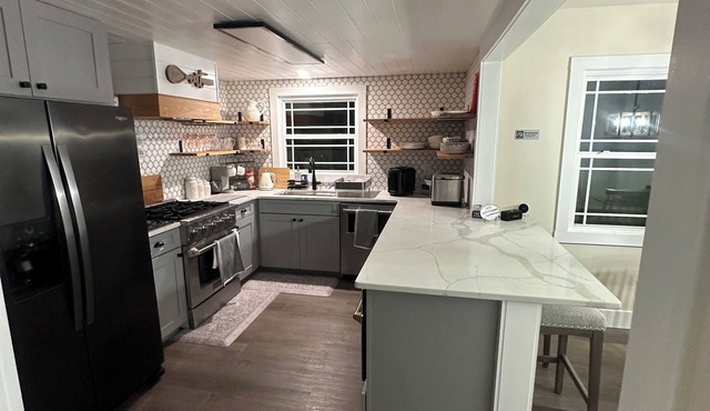 Charming 3 bedroom 2 bath house with 2 car garage, WiFi and AC in Morrow.