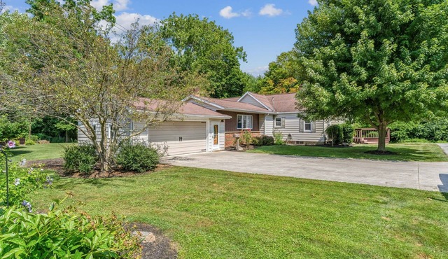 Charming 3-bedroom/2 bath house in Tiffin with private and picturesque backdrop