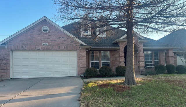 Charming 3 bedroom 2 bath home located minutes from downtown Fort Worth