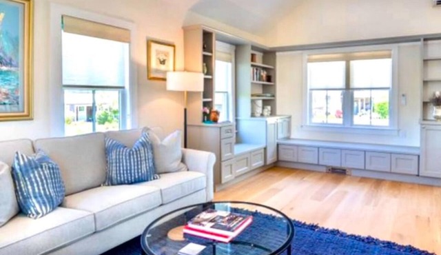 Charming 3 bedroom 2.5 baths, upside down house w/office, outdoor shower,WiFi/AC