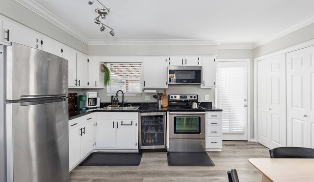 Charming 3-bedroom 2 Bath House with Nice Backyard, Near Airport in Nashville