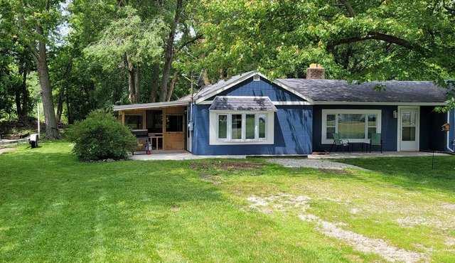 Charming 3-bedroom 2 bathroom house steps from the public beach in Oak Harbor