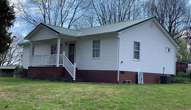 Charming 3 bedroom, 2 bath farmhouse just outside of Owensboro, KY