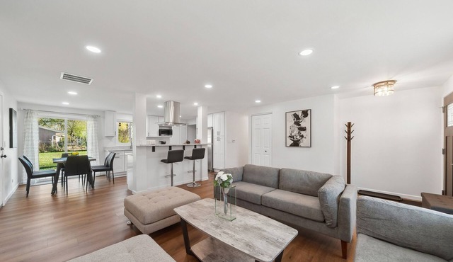 Charming 3-bedroom/2 Bath Single Family Home/Schaumburg