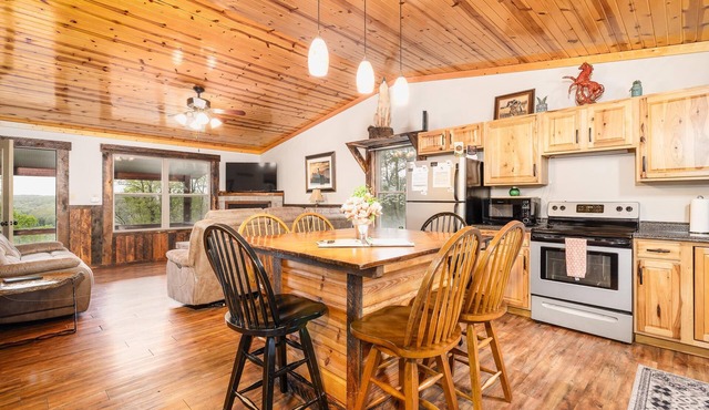 Charming 3 bedroom, 2 bath cabin with Hot Tub and Private Meramec River Access