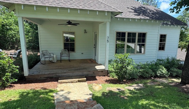 Charming 3-bedroom 2 bathroom bungalow near Lake Martin