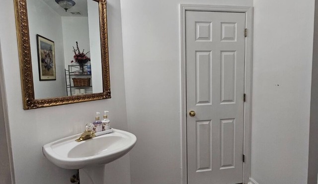 Charming 3-bedroom 3 ba house with WiFi, AC pet friendly in tranquil Suwanee