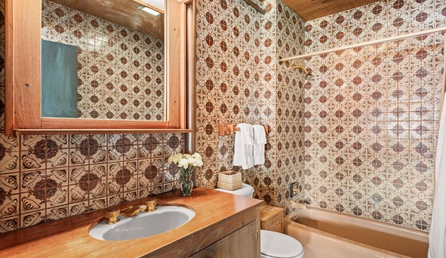 Charming 3-bedroom, 3-bath mountain residence escape just 10 min. from Aspen.