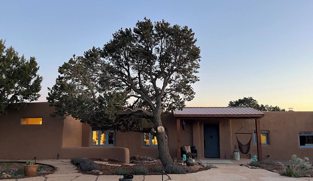 Charming 3-bedroom/3 full bath home in lovely Santa Fe, private and peaceful