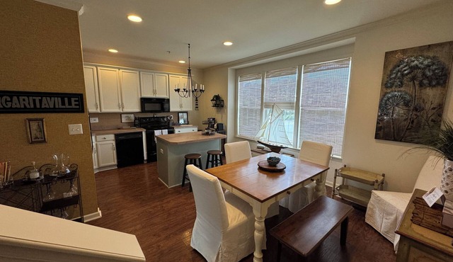 Charming 3-bedroom 3.5 bath townhome w/seasonal pool