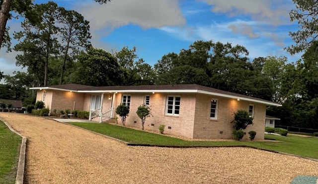 Charming 3-bedroom 4 bathroom house in town, safe, close to everything!