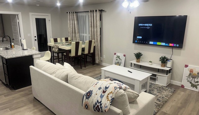 Charming 3-bedroom, 6 beds, 2 bathroom, house with AC and WiFi in awesome Odessa