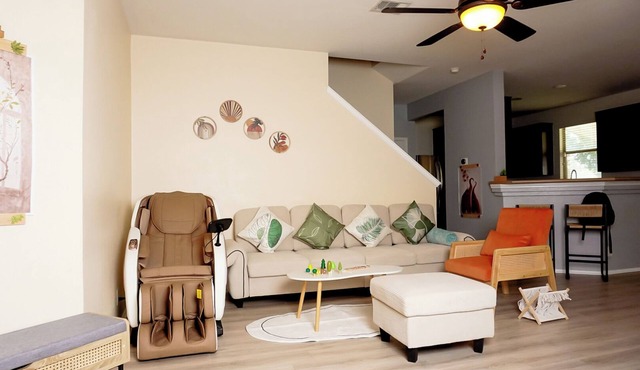 Charming 3-bedroom 6 beds. 2.5 bath. Pools access house with WiFi and AC in Kyle