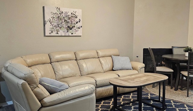 Charming 3-bedroom apartment in enchanting Rio Rancho with AC, WiFi