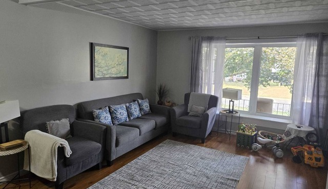 Charming 3 bedroom apartment close to Pearson Airport and all amenities
