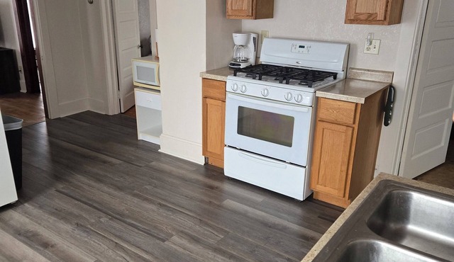 Charming 3-bedroom apartment with WiFi, AC in wonderful Bessemer