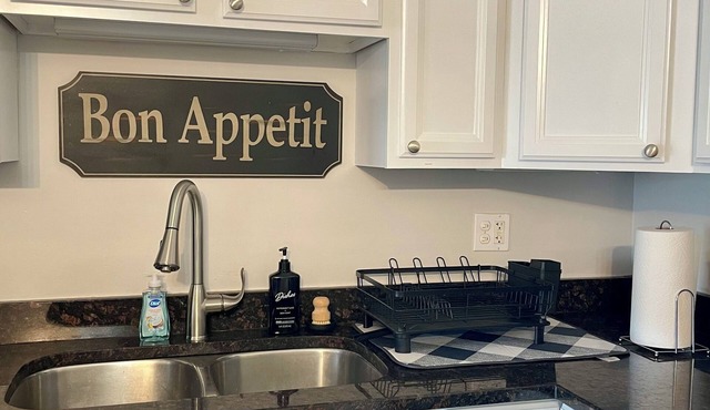 Charming 3-bedroom apartment in delightful downtown Elmhurst - steps to Metra