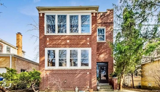 Charming 3-bedroom apartment in the Old Norwood Park neighborhood of Chicago