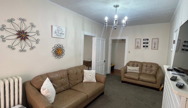 Charming 3-bedroom apartment with WiFi, AC in welcoming Historic Nauvoo.