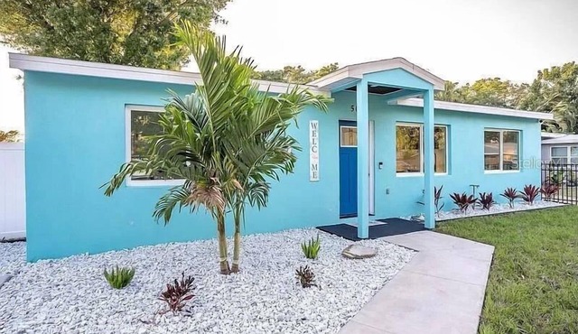 Charming 3-bedroom Aqua Retreat with Patio and Fire Pit in Historic Palmetto.