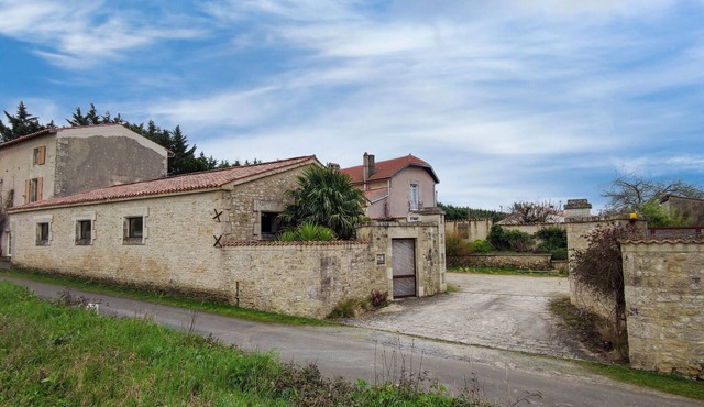 Charming 3-Bedroom Architect's Cottage with Private Garden and Parking in Pissotte