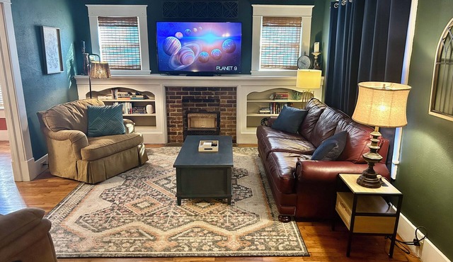 Charming 3-bedroom bungalow in delightful Fort Smith with WiFi, AC