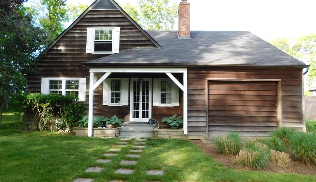 Charming 3-bedroom barn house on 1-acre in Water Mill w/Fireplace, WiFi, W/D