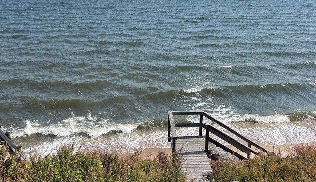 Charming 3-bedroom bay front home totally renovated jacuzzi, fireplace & sunroom