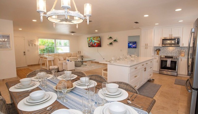 Charming 3-bedroom beach house in enchanting Sarasota only 8 minutes to Siesta