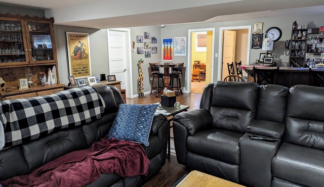 Charming 3-bedroom bungalow in Ingersoll. Perfect for extended stay!