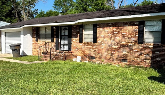 Charming 3-bedroom building with WiFi, AC, Garage and porch in tranquil Cuthbert
