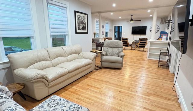 Charming 3-bedroom bungalow in Quantico Town 2 King Beds Game Room Entire Home!