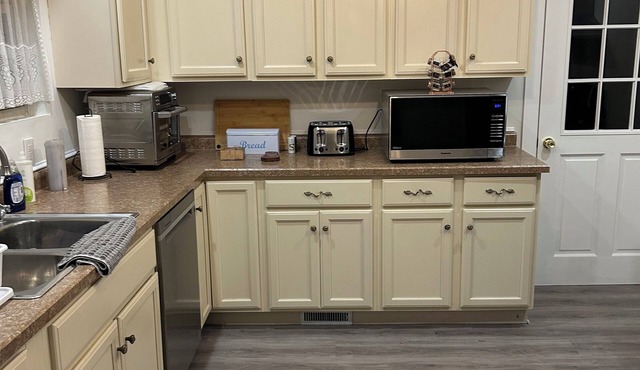 Charming 3-bedroom bungalow with WiFi, AC in delightful Bedford