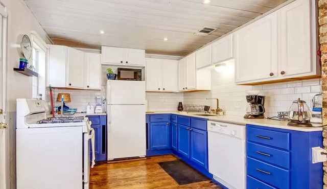 Charming 3-bedroom Bungalow! Close to Downtown and UT - walkable to lots!
